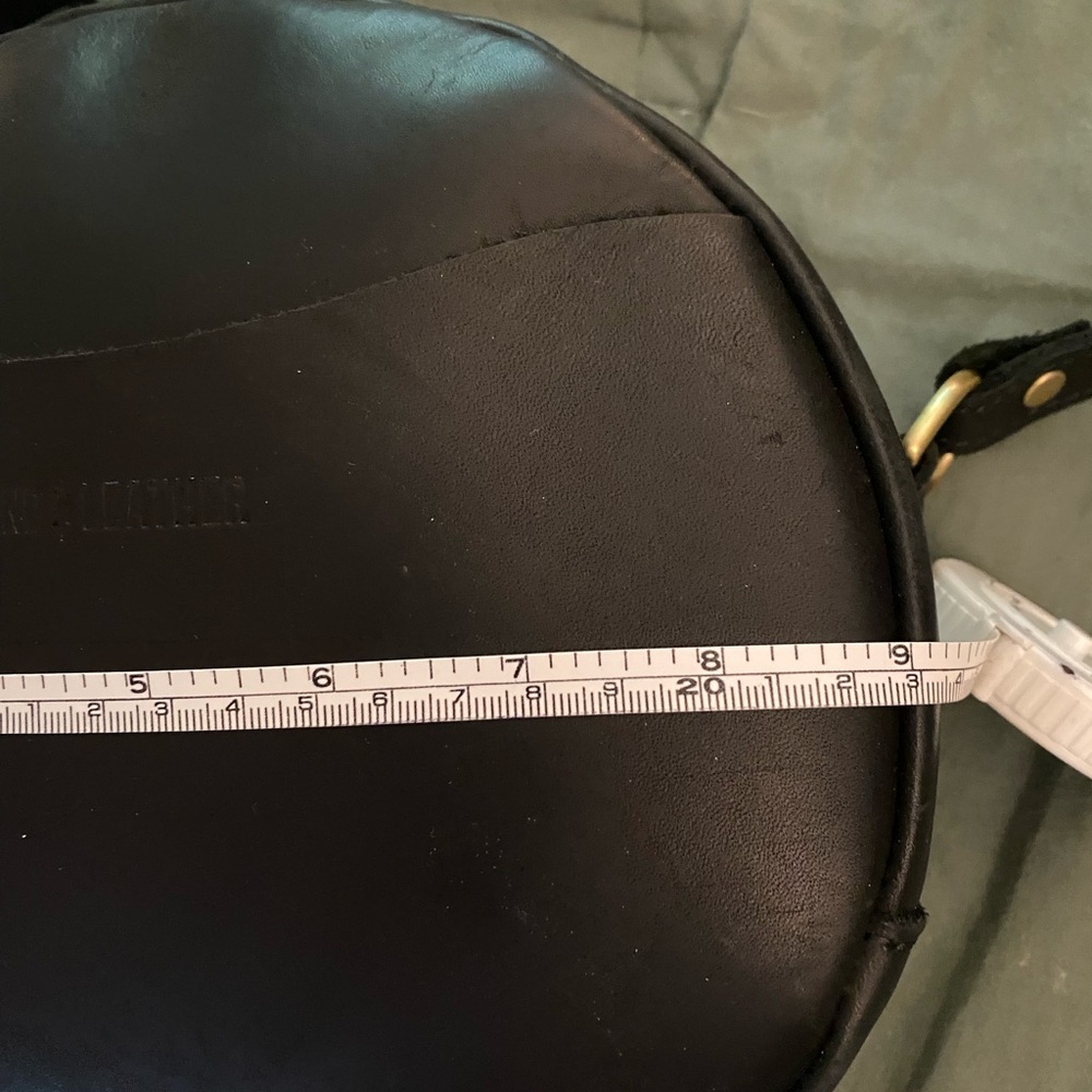 Elegant Black Circle Crossbody Bag - Picture 2 of 5